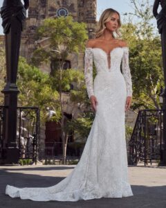 Strapless wedding dress with lace and sweetheart neckline paired with detachable off-the-shoulder long sleeves. 