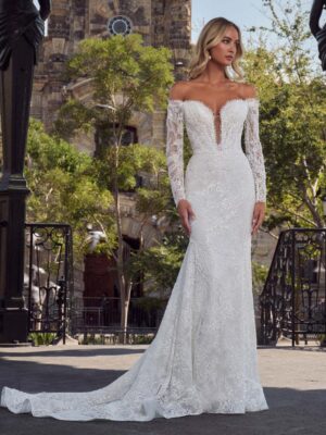 Strapless wedding dress with lace and sweetheart neckline paired with detachable off-the-shoulder long sleeves. 