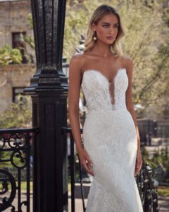 Strapless wedding dress with lace and sweetheart neckline paired with detachable off-the-shoulder long sleeves. 